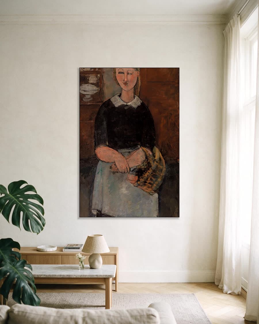 De mooie huisvrouw in een aluminium frame aan dezelfde muur
