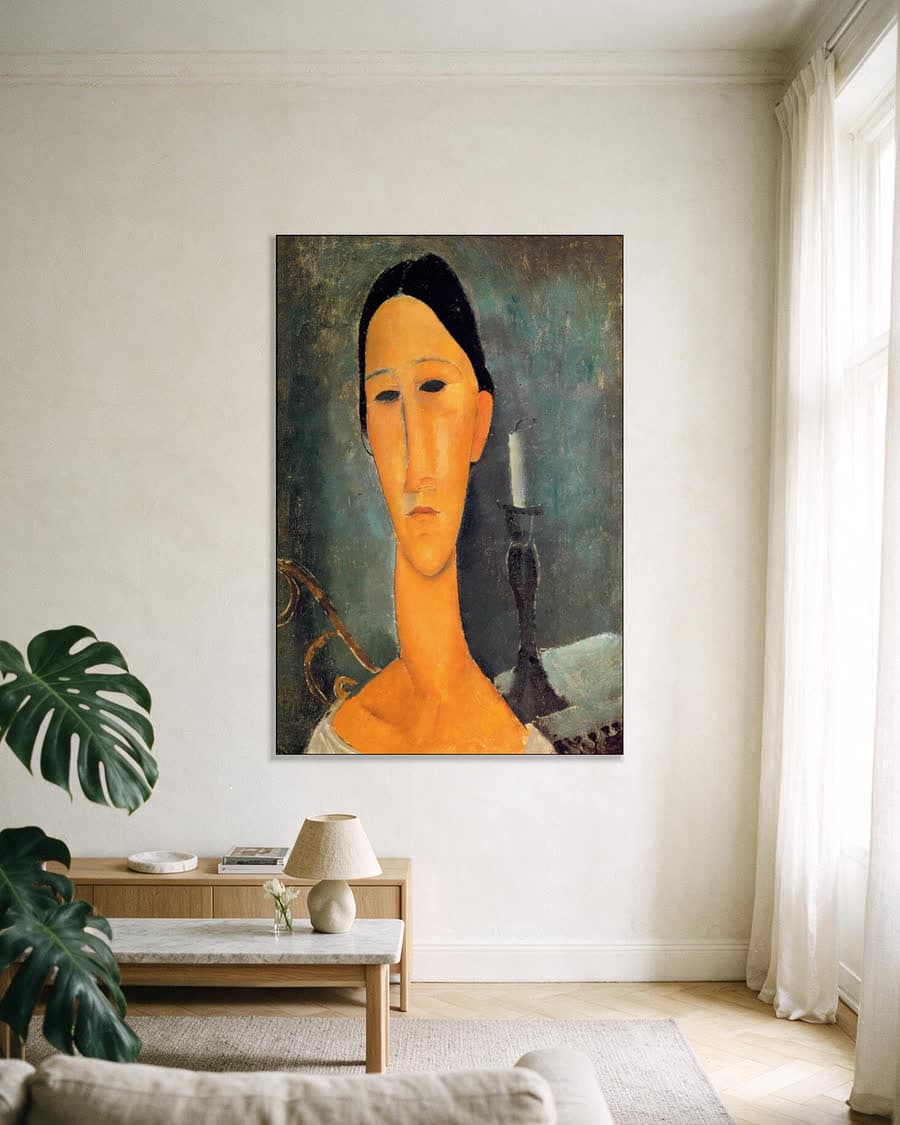 Hanka Zborowska met kandelaar in een aluminium frame aan dezelfde muur