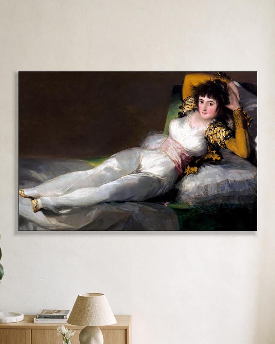 De Geklede Maja in een aluminium frame aan dezelfde muur