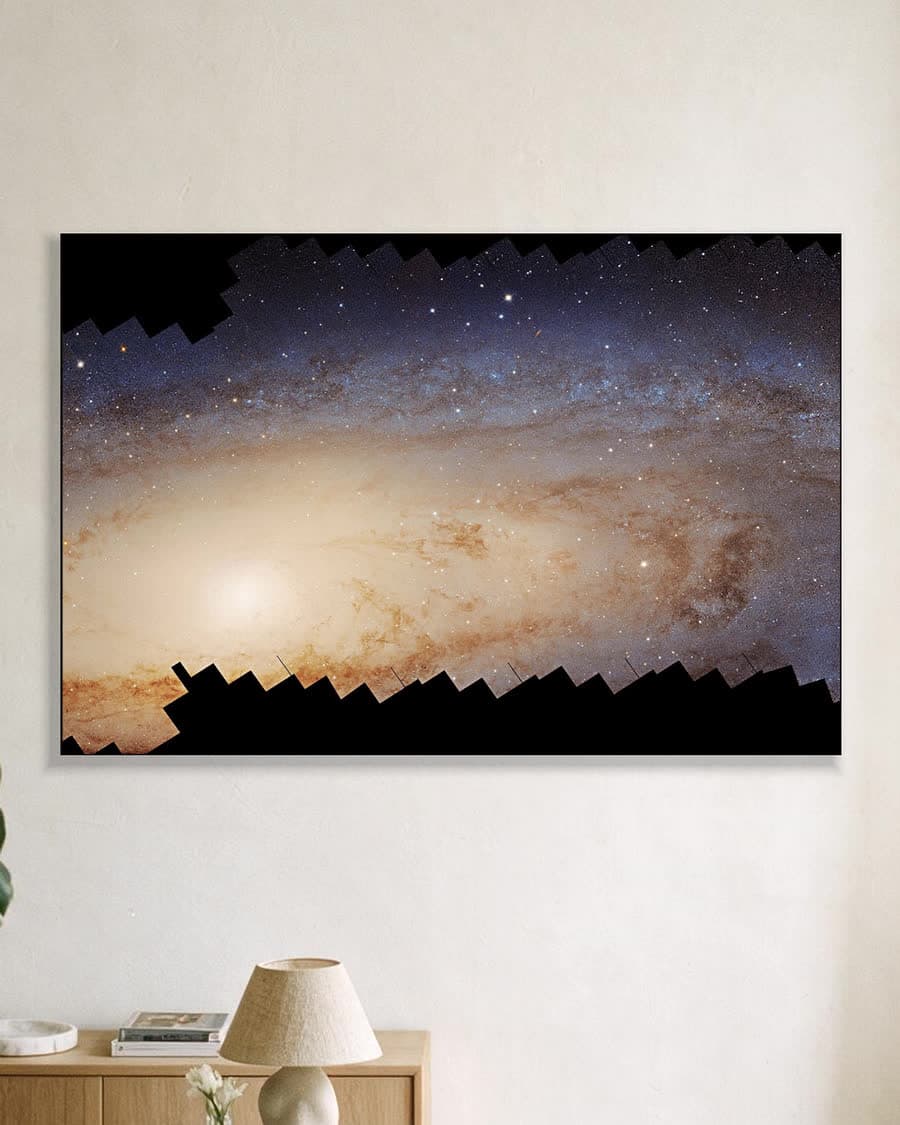 Andromeda in een aluminium frame aan dezelfde muur