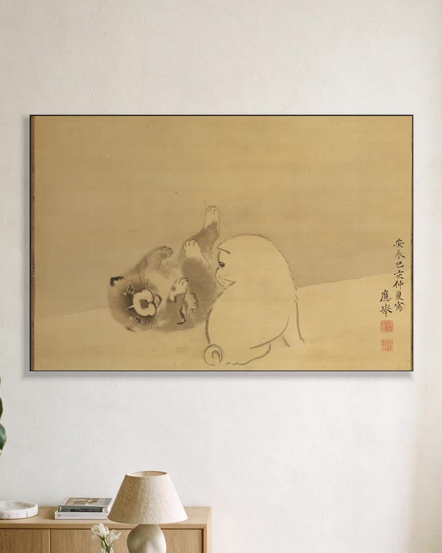 Twee spelende pups in een aluminium frame aan dezelfde muur