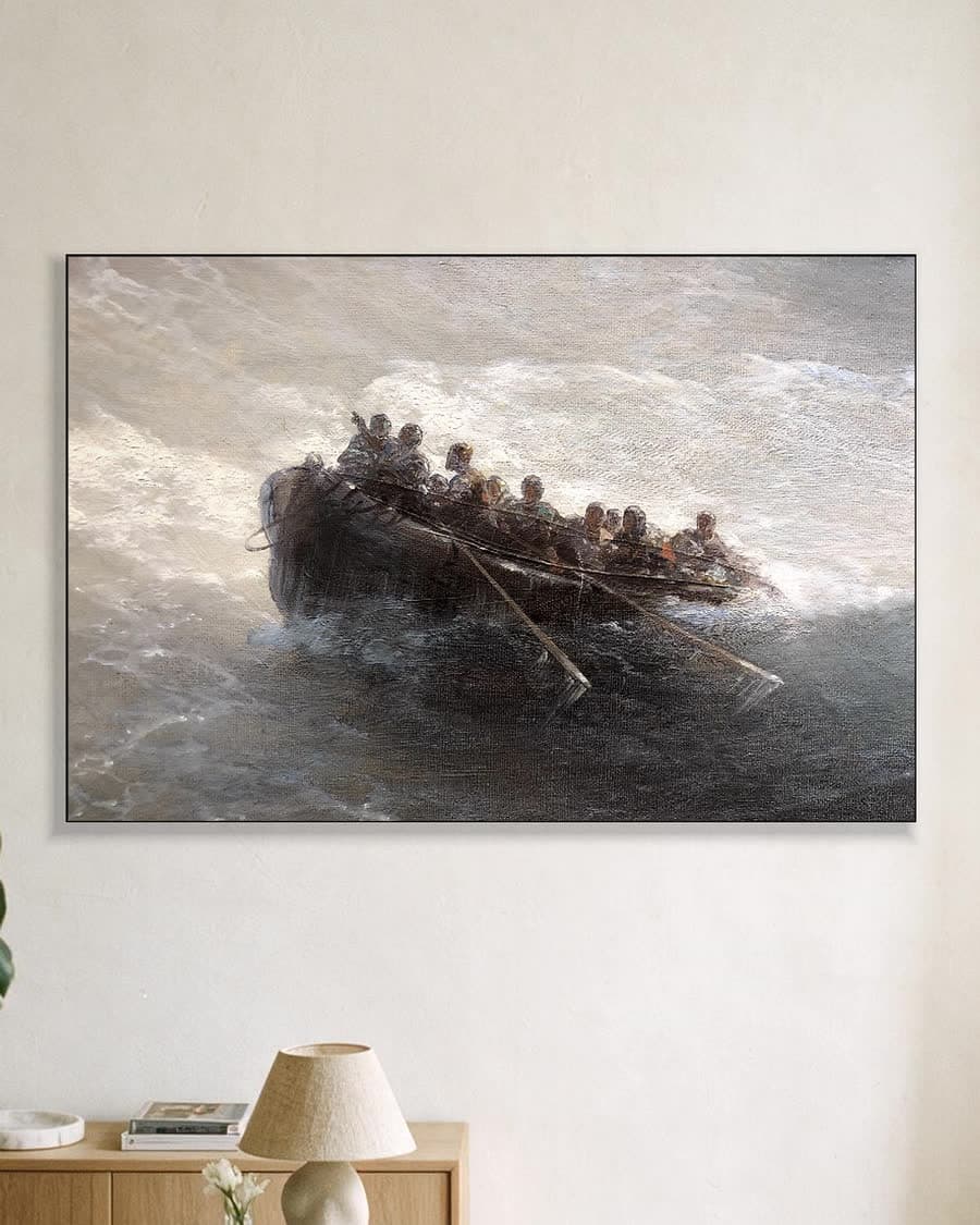 Boot met mensen in een aluminium frame aan dezelfde muur