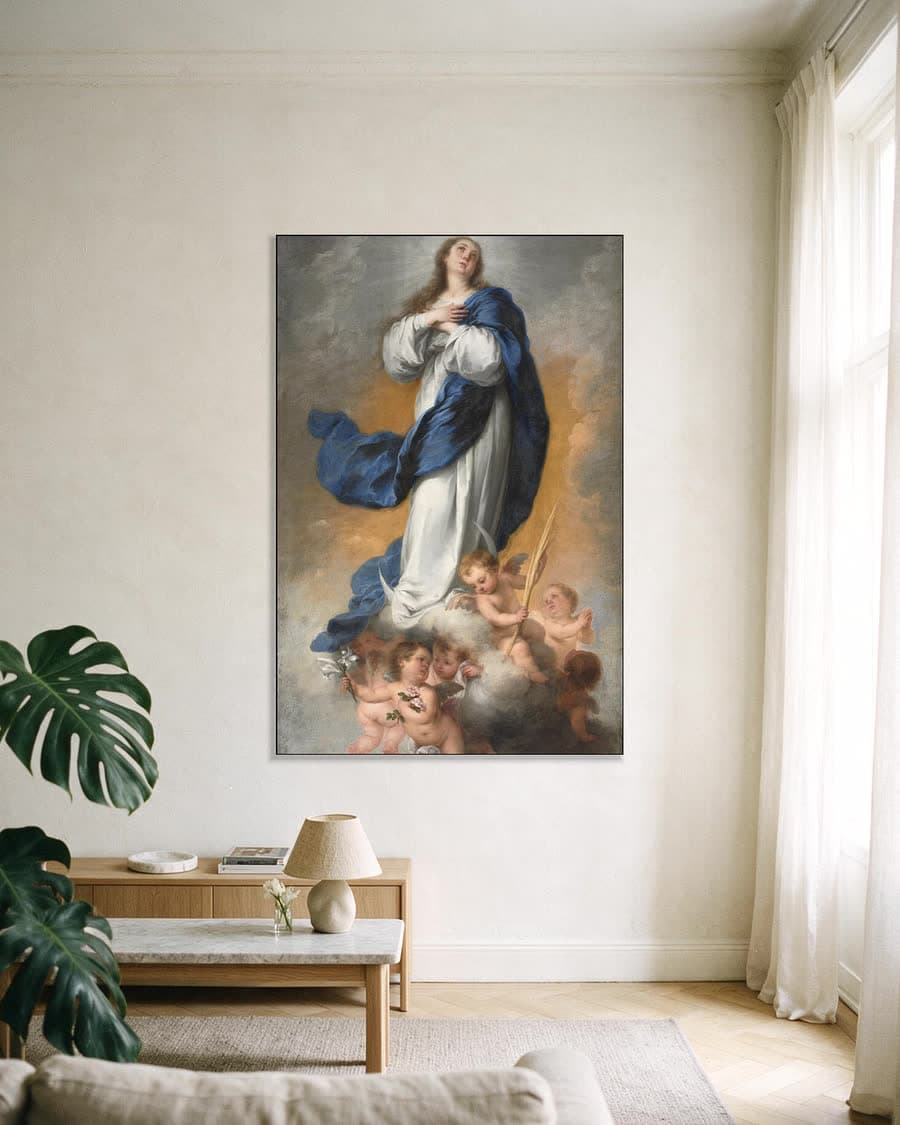 De onbevlekte ontvangenis in een aluminium frame aan dezelfde muur