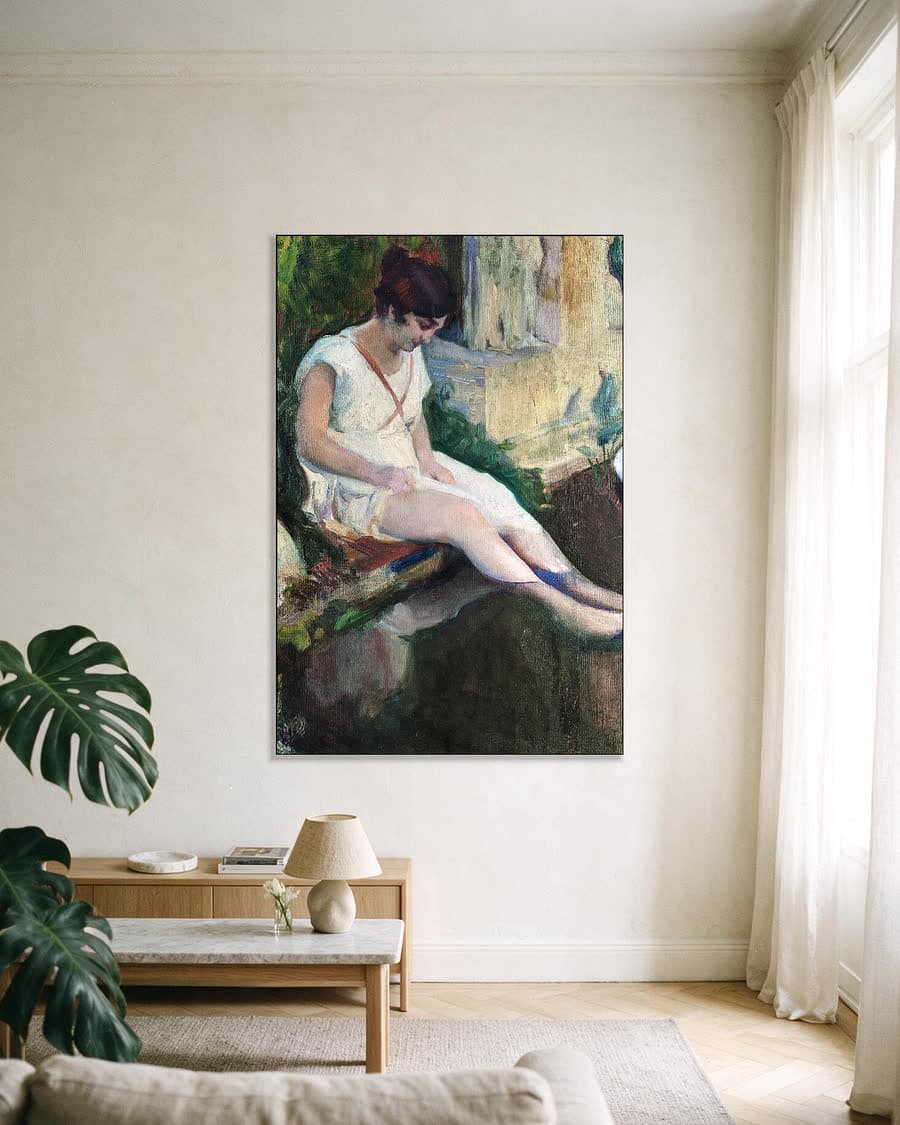 Aan de vijver in de tuin van de kunstenaar in een aluminium frame aan dezelfde muur