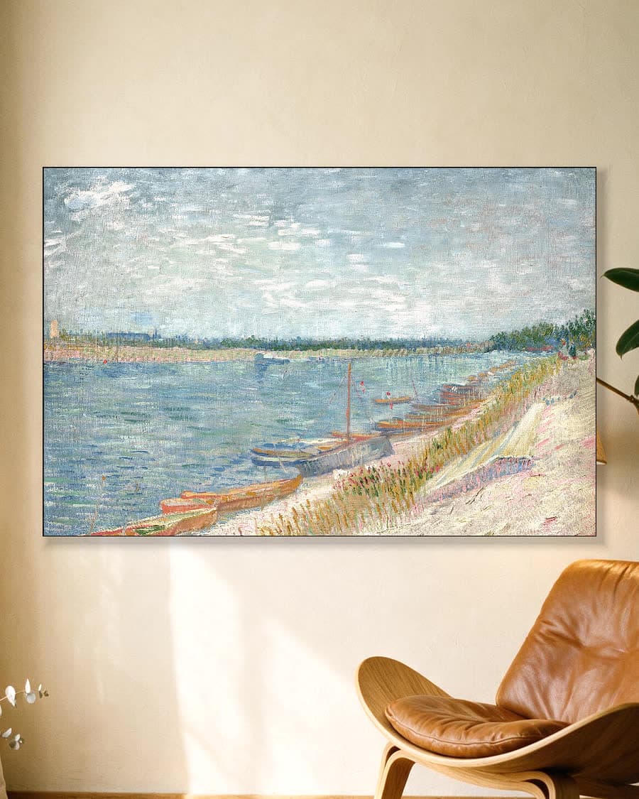 Aangemeerde boten in een aluminium frame aan dezelfde muur
