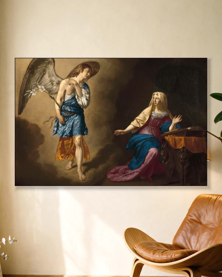De annunciatie aan Maria in een aluminium frame aan dezelfde muur