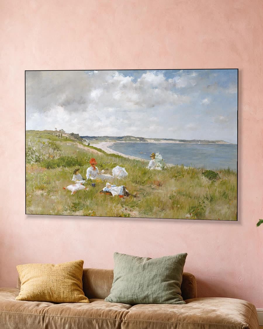 Ledige uren in een aluminium frame aan dezelfde muur