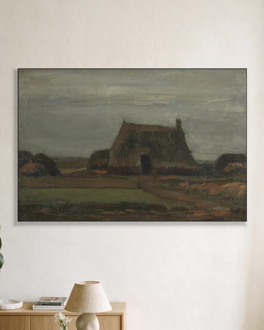 Boerderij met turfstapels in een aluminium frame aan dezelfde muur