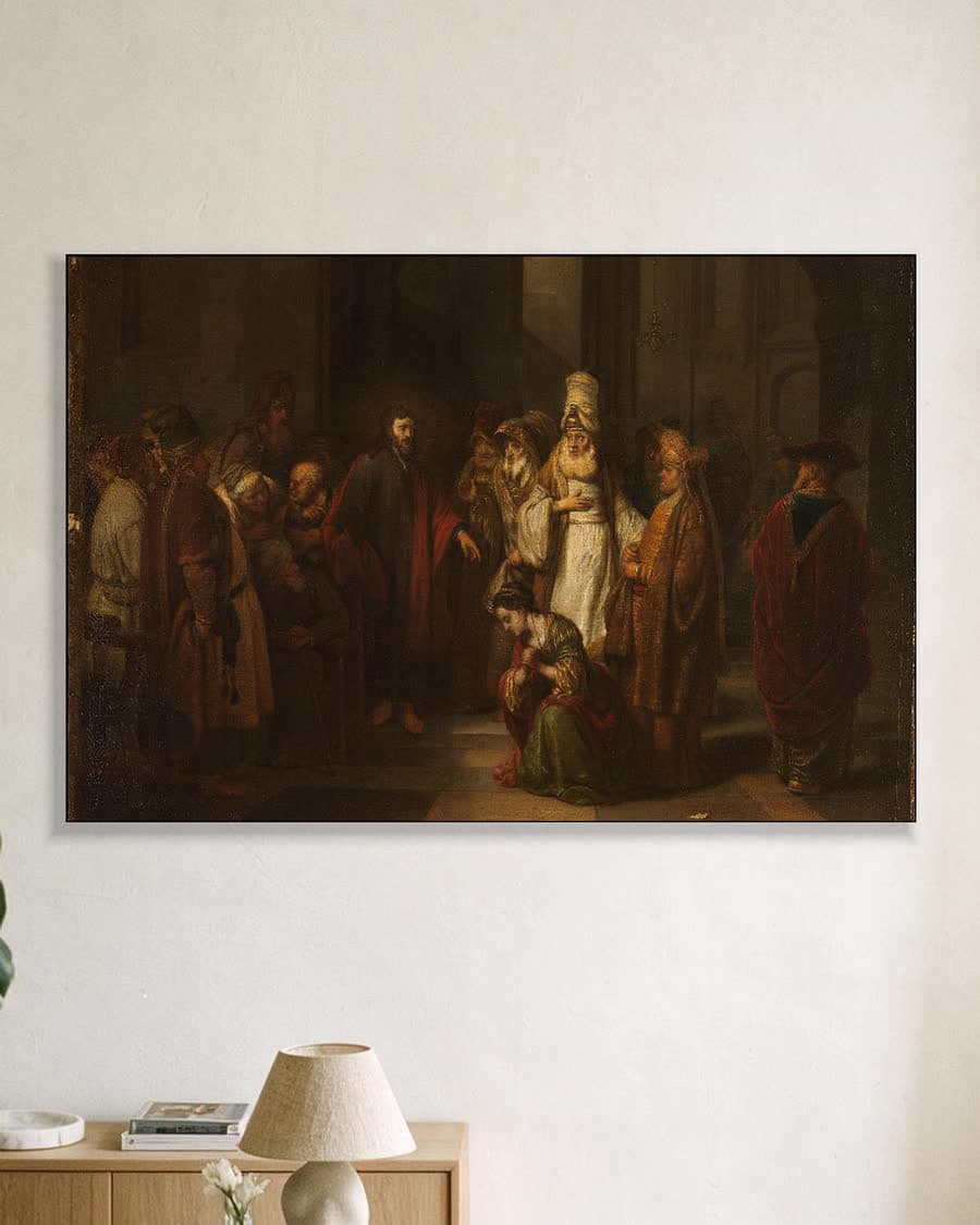 Christus en de overspelige vrouw in een aluminium frame aan dezelfde muur