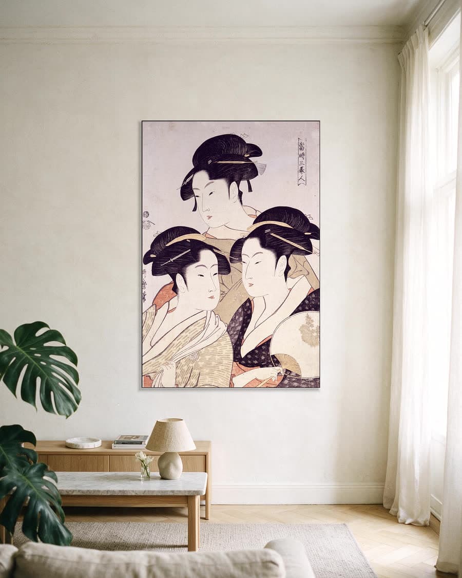 Drie schoonheden in een aluminium frame aan dezelfde muur