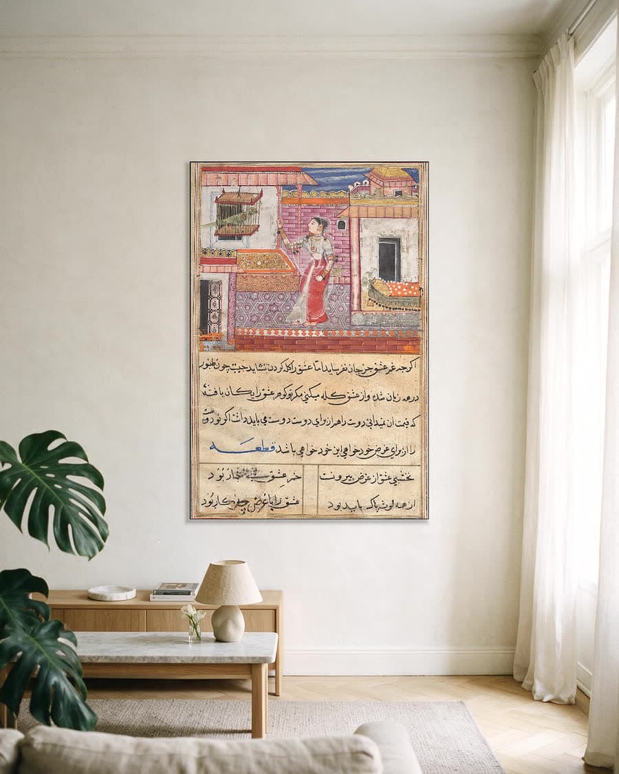 De papegaai spreekt Khujasta toe in een aluminium frame aan dezelfde muur