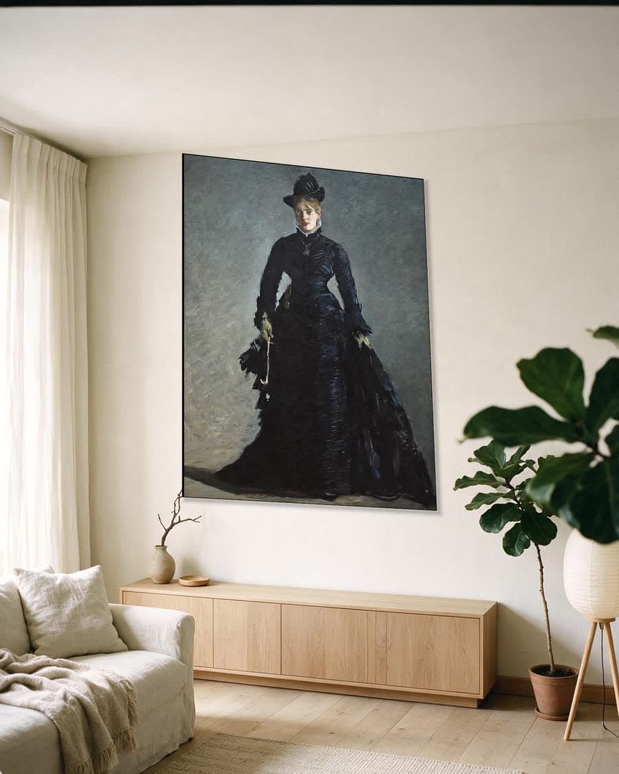 De Parisienne in een aluminium frame aan dezelfde muur