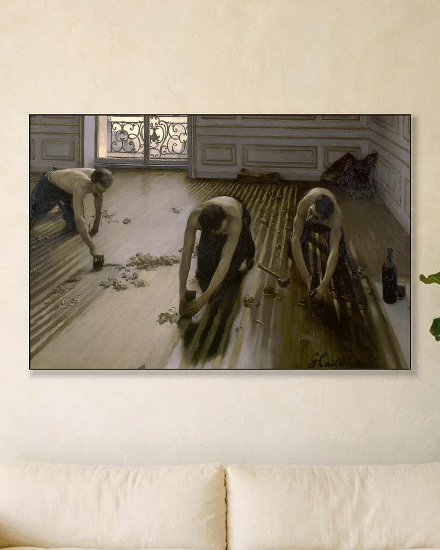 De parketschavers in een aluminium frame aan dezelfde muur