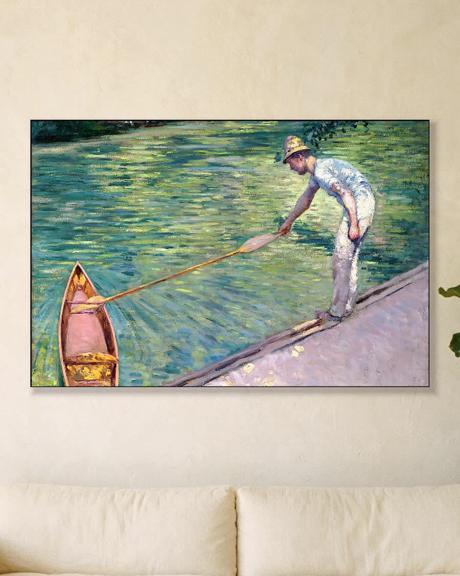 Man die zijn boot aanlegt in een aluminium frame aan dezelfde muur
