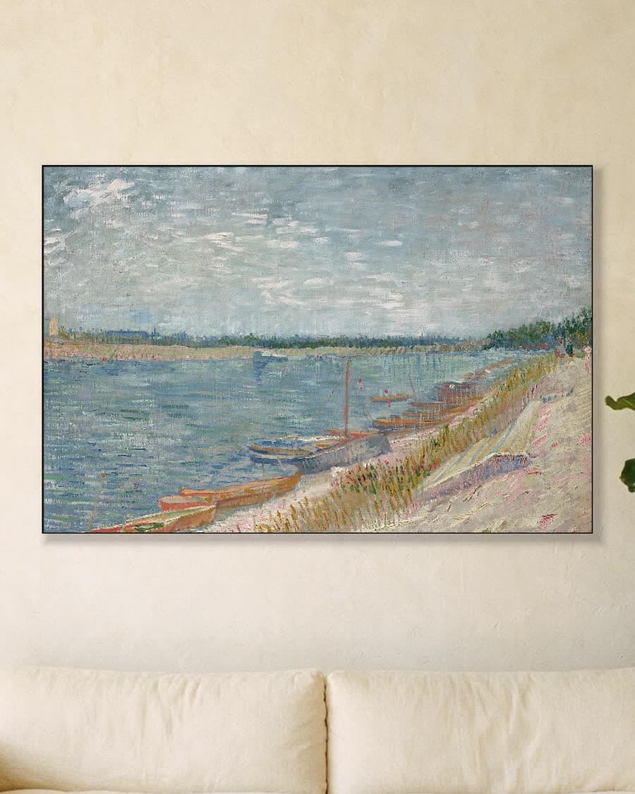 Aangemeerde boten in een aluminium frame aan dezelfde muur