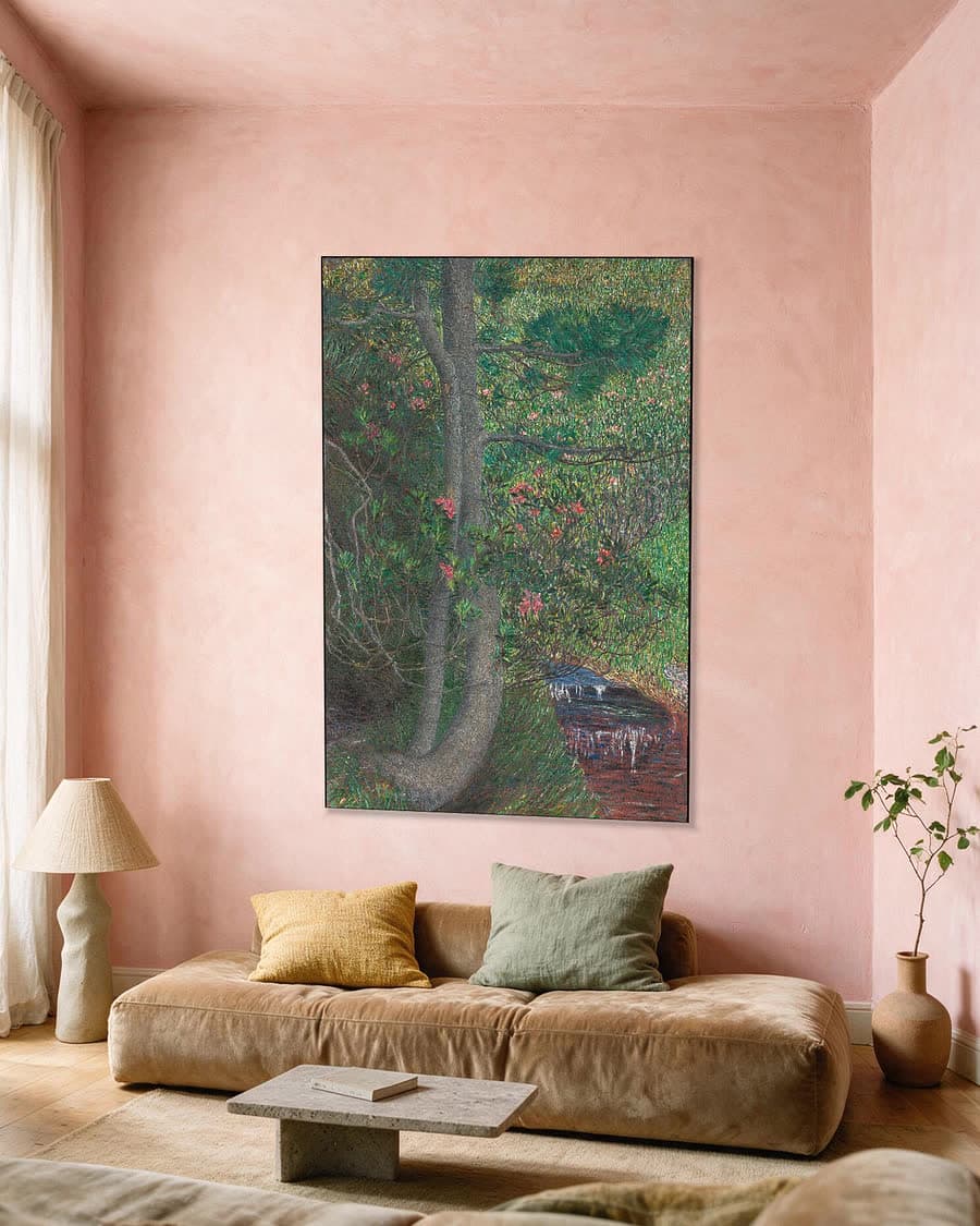 De pijnboom in een aluminium frame aan dezelfde muur