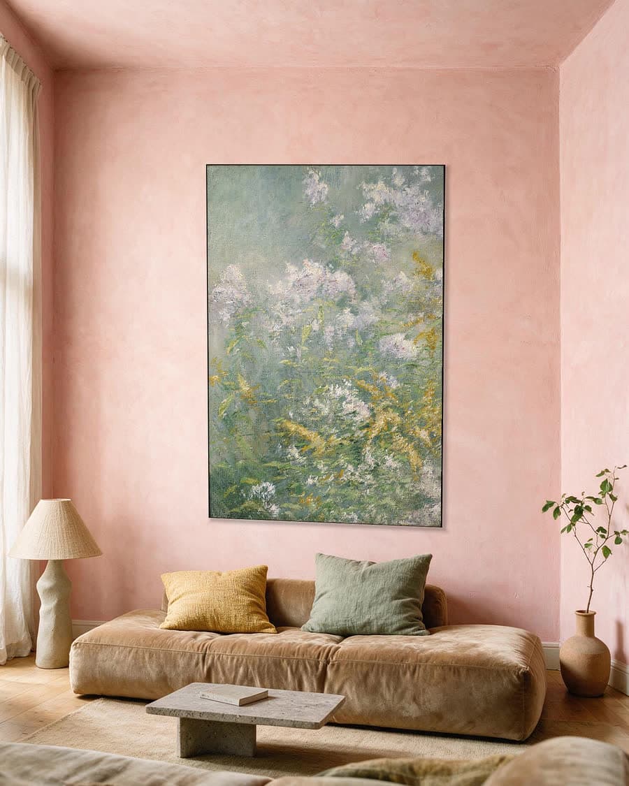Weidebloemen, guldenroede en asters in een aluminium frame aan dezelfde muur
