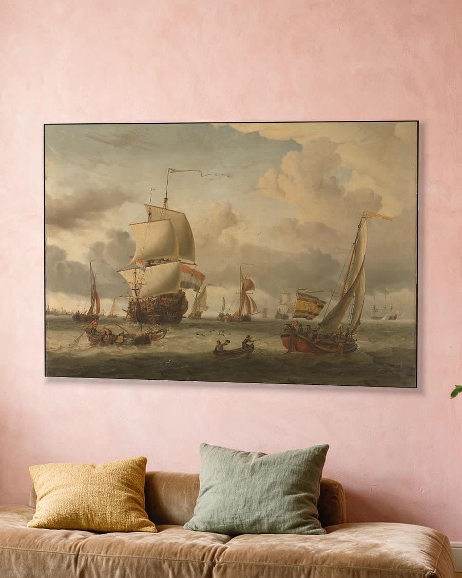 De rede van Enkhuizen in een aluminium frame aan dezelfde muur