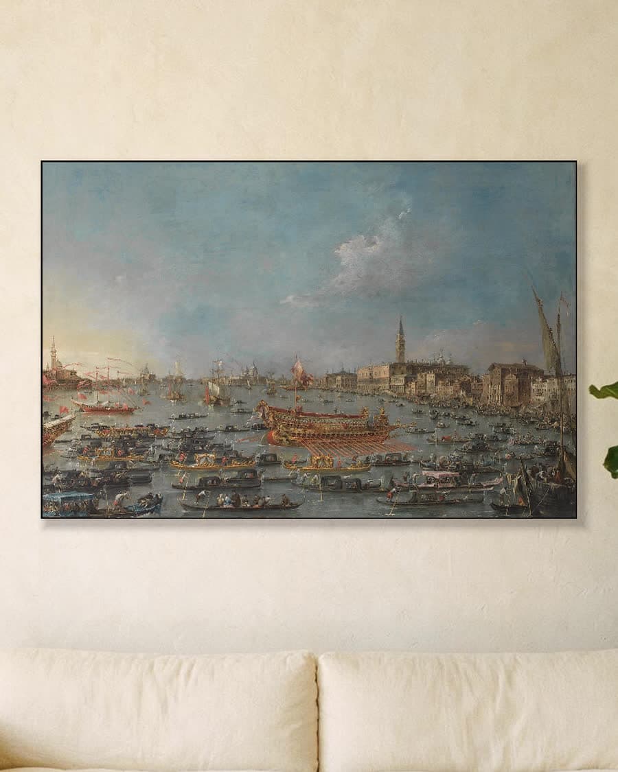 Feestelijke processie in Venetië in een aluminium frame aan dezelfde muur