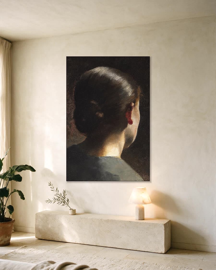 Anna Hammershøi op de rug gezien in een aluminium frame aan dezelfde muur