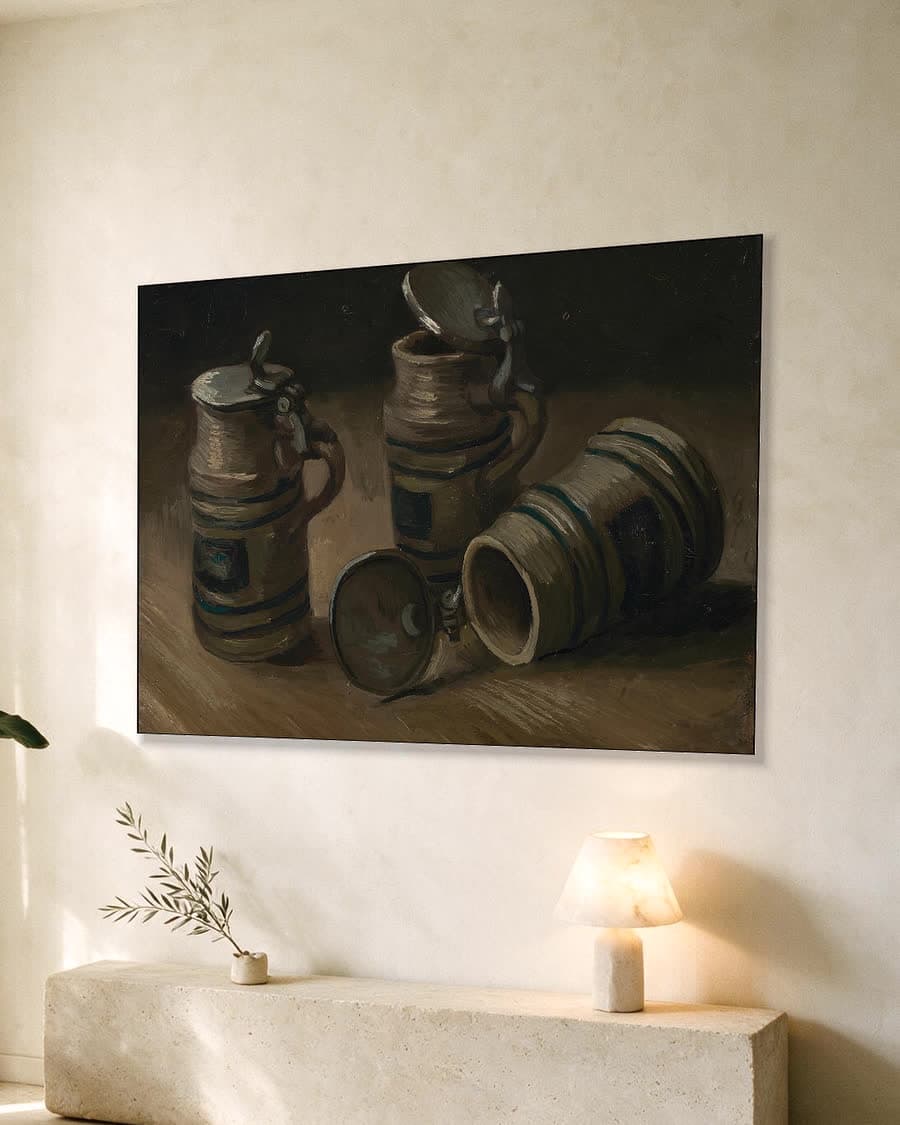 Bierpullen in een aluminium frame aan dezelfde muur