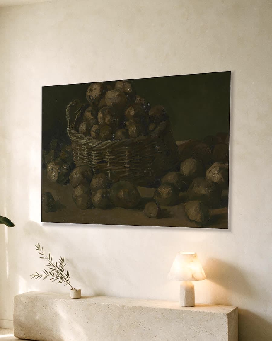 Mand met aardappels in een aluminium frame aan dezelfde muur