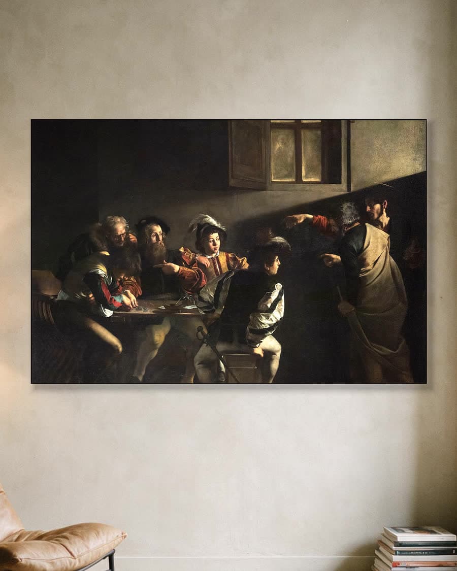De roeping van Matteüs in een aluminium frame aan dezelfde muur