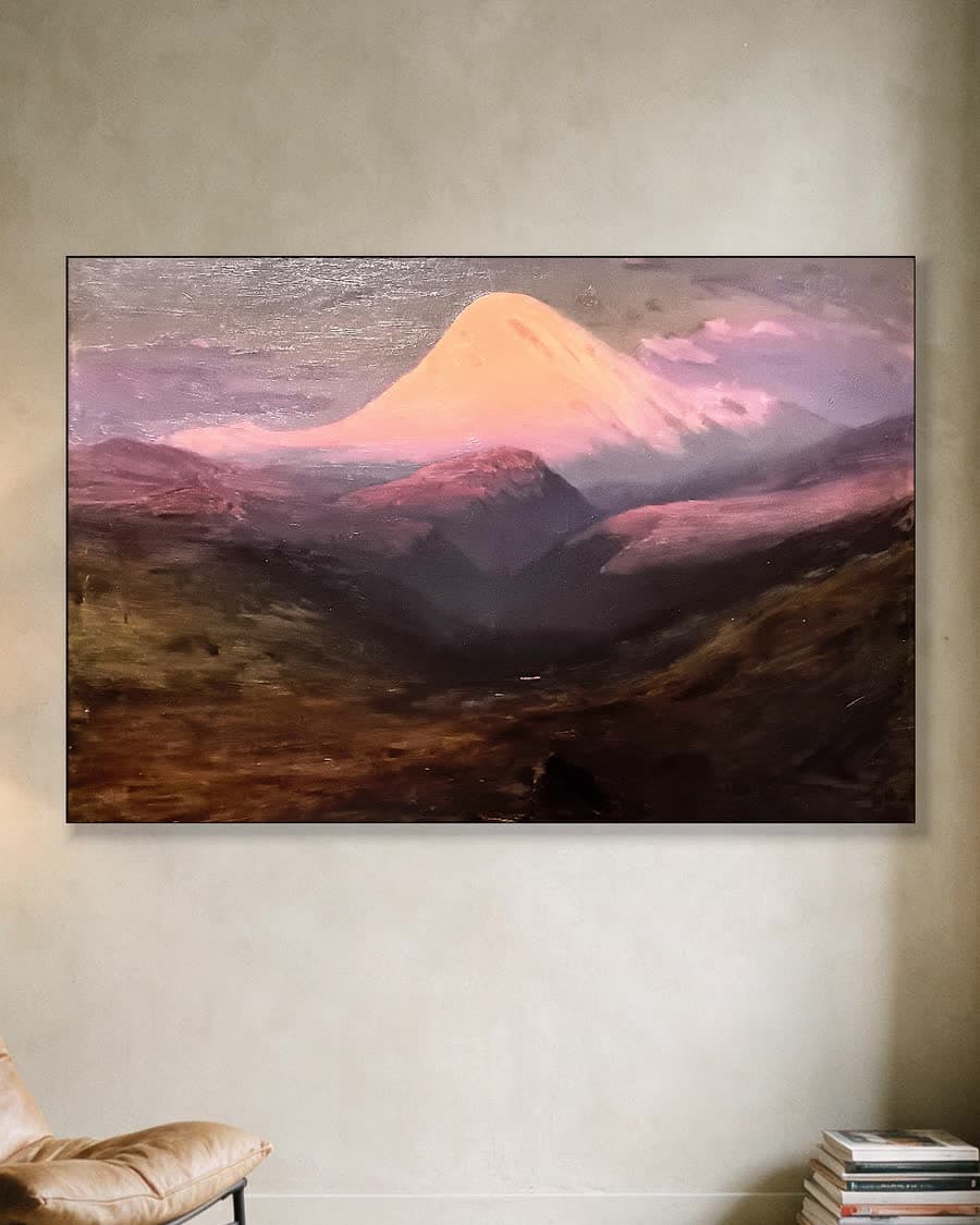 De Kazbek in de avond in een aluminium frame aan dezelfde muur