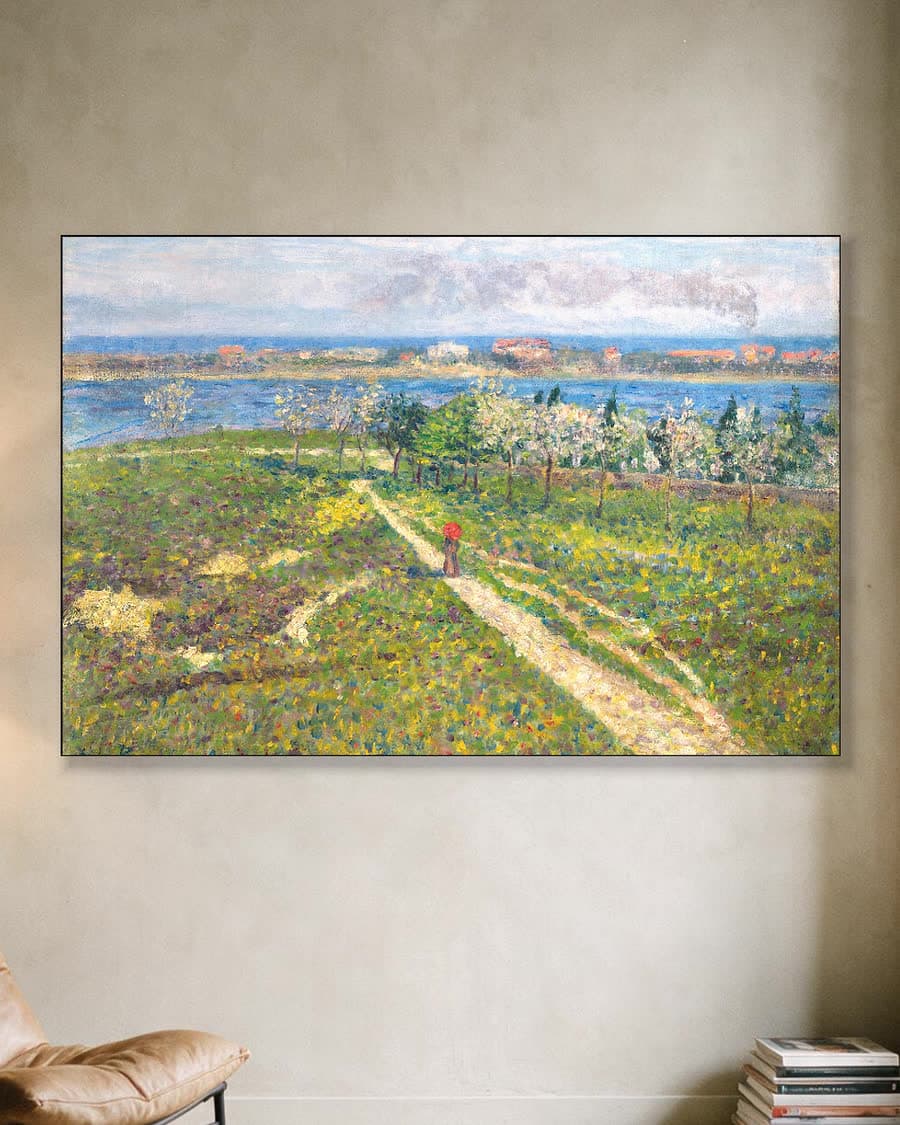 Bloeiende amandelbomen in een aluminium frame aan dezelfde muur