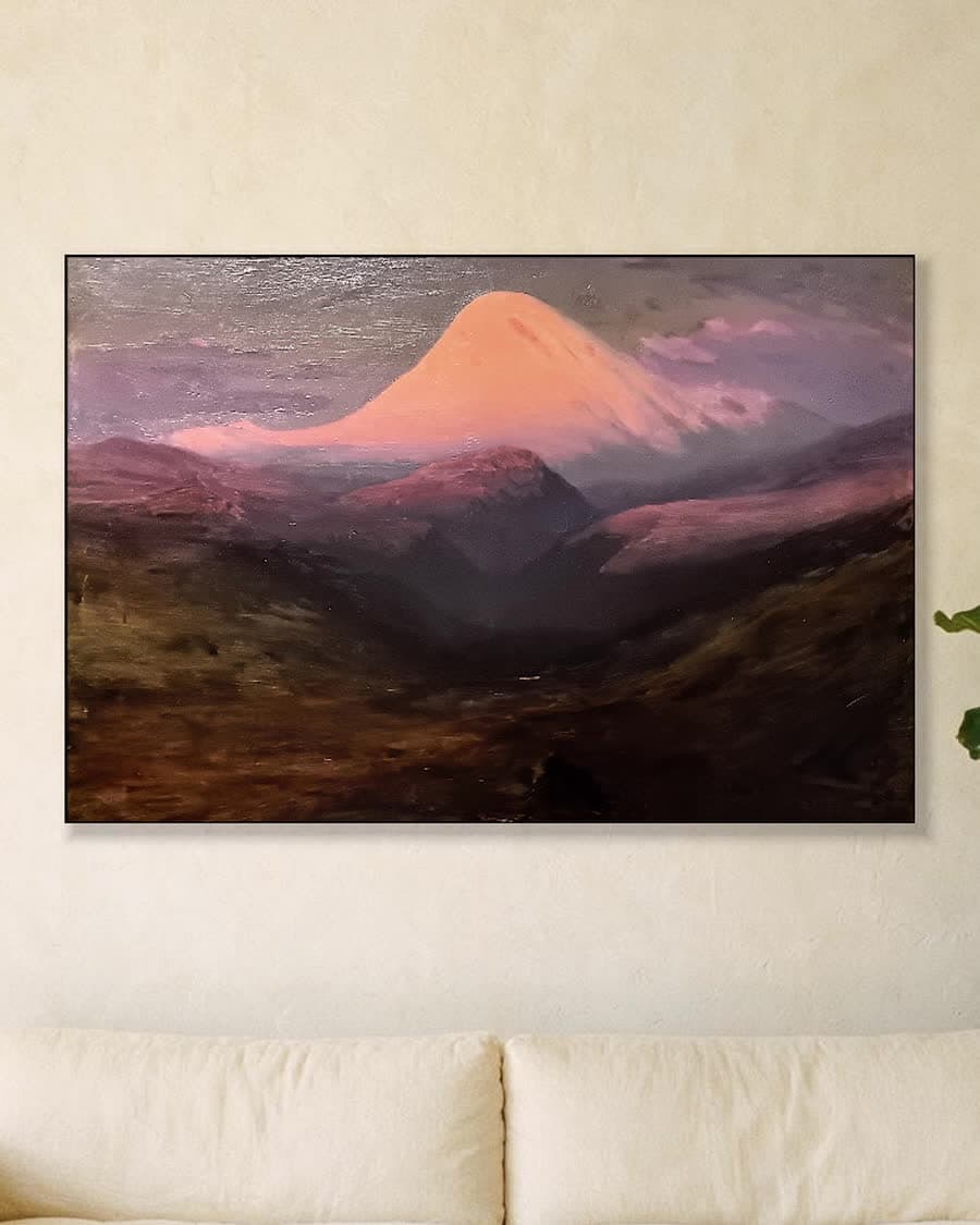 De Kazbek in de avond in een aluminium frame aan dezelfde muur