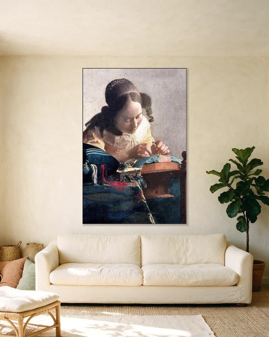 De Kantwerkster in een aluminium frame aan dezelfde muur