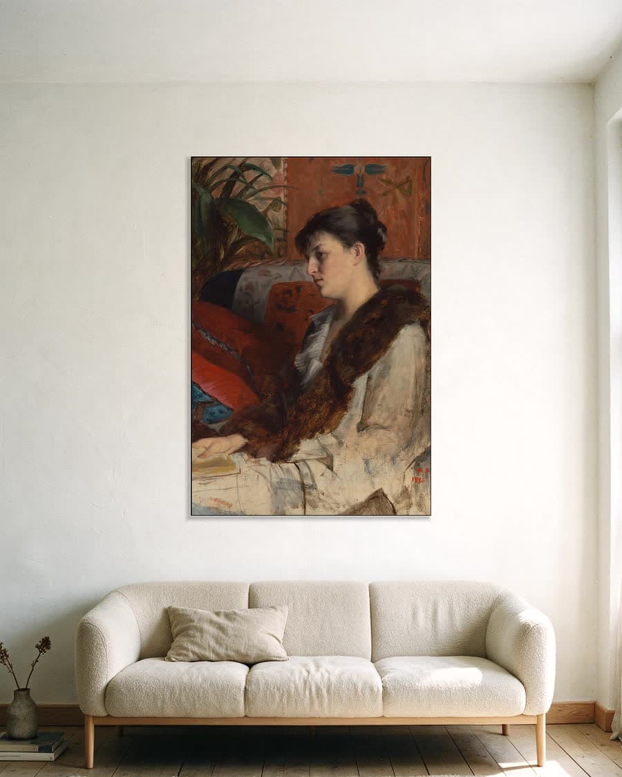 De schoonzus van de kunstenaar in een aluminium frame aan dezelfde muur