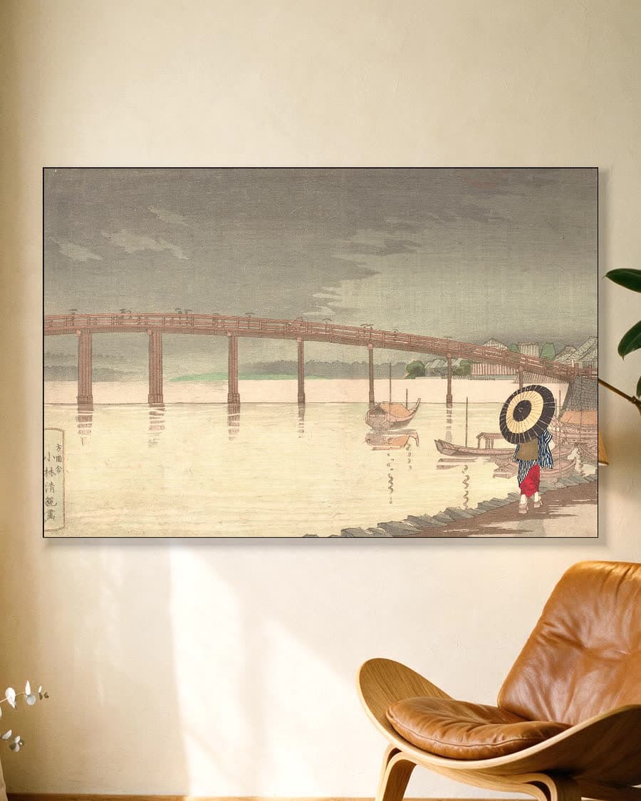 De Shin-Ōhashi-brug in de regen in een aluminium frame aan dezelfde muur