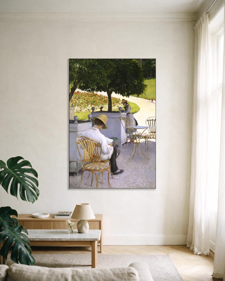 De sinaasappelbomen in een aluminium frame aan dezelfde muur