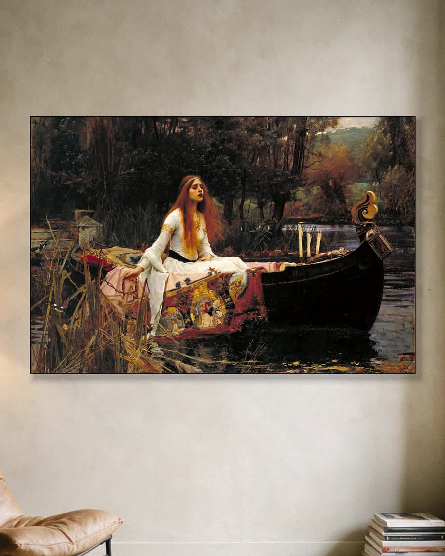 The Lady of Shalott (1888) in een aluminium frame aan dezelfde muur