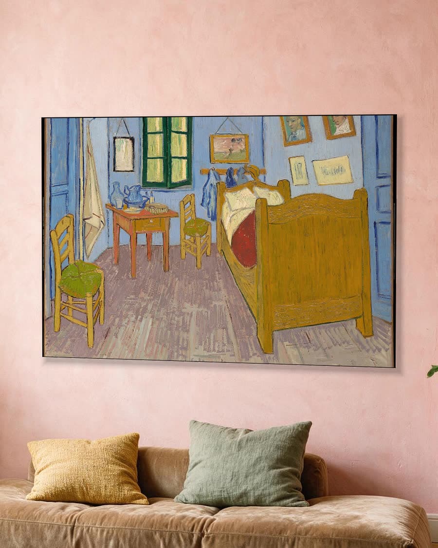 De slaapkamer in Arles in een aluminium frame aan dezelfde muur