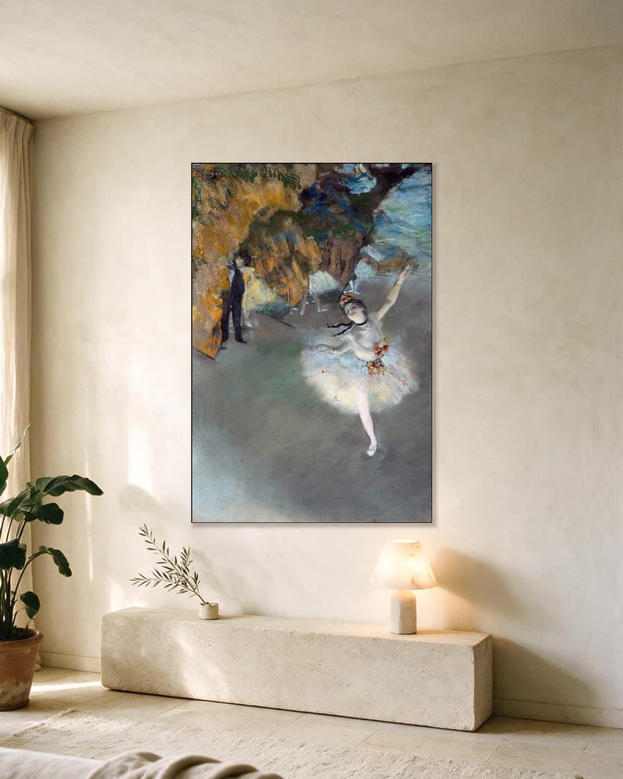 De ster (L'Étoile) in een aluminium frame aan dezelfde muur