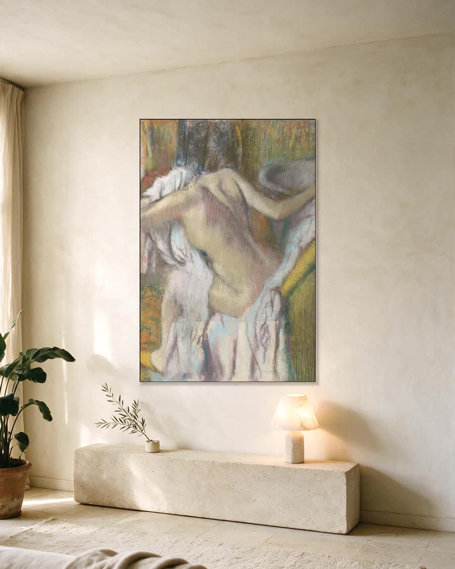 Na het bad, vrouw die zich afdroogt in een aluminium frame aan dezelfde muur