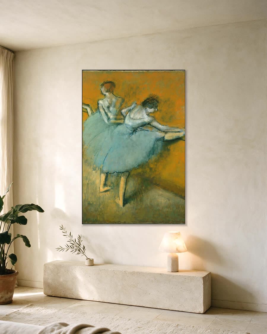 Danseressen aan de barre in een aluminium frame aan dezelfde muur