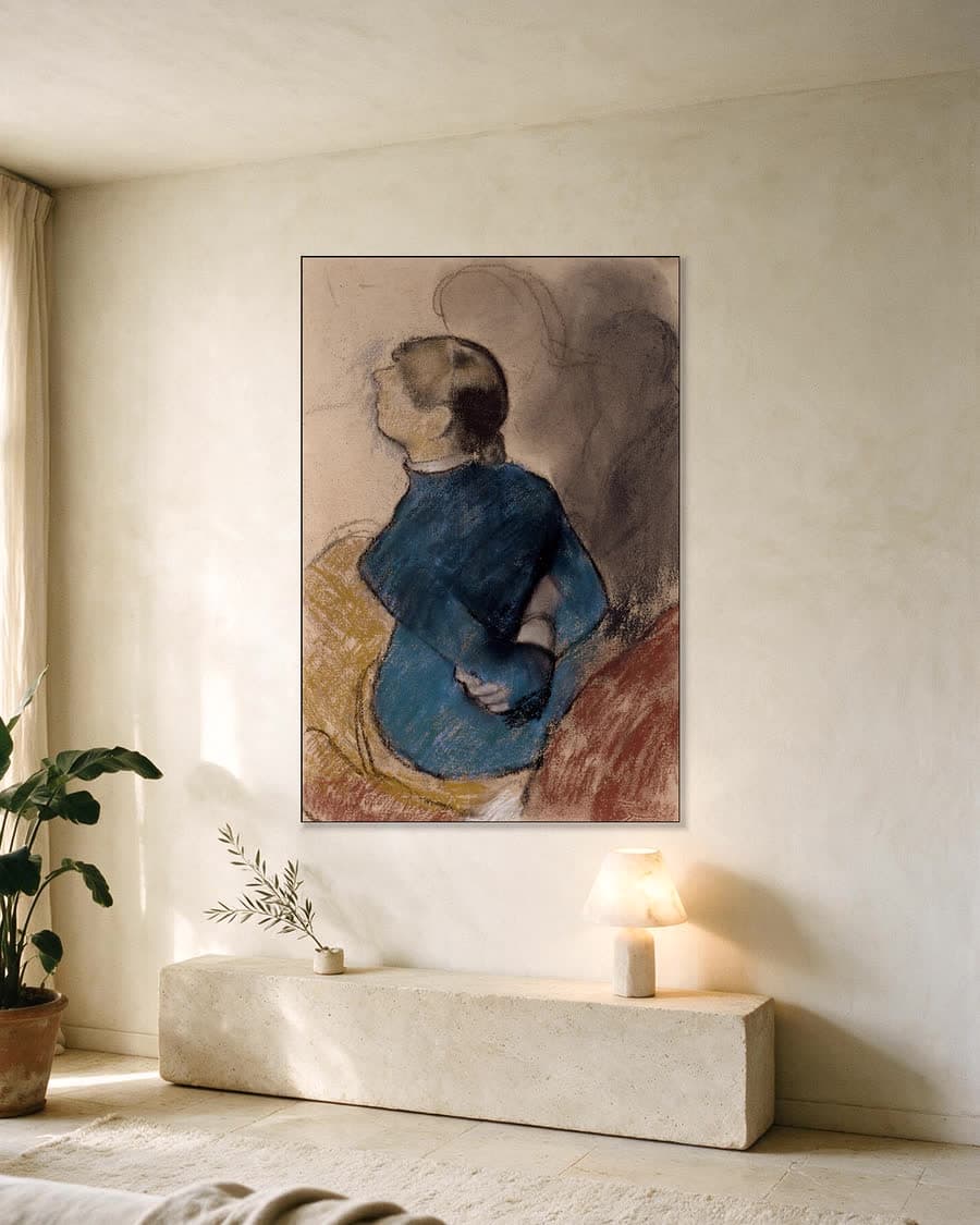 Jonge vrouw in het blauw in een aluminium frame aan dezelfde muur