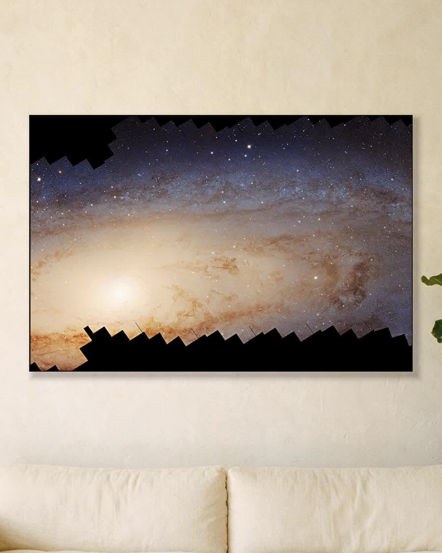 Andromeda in een aluminium frame aan dezelfde muur