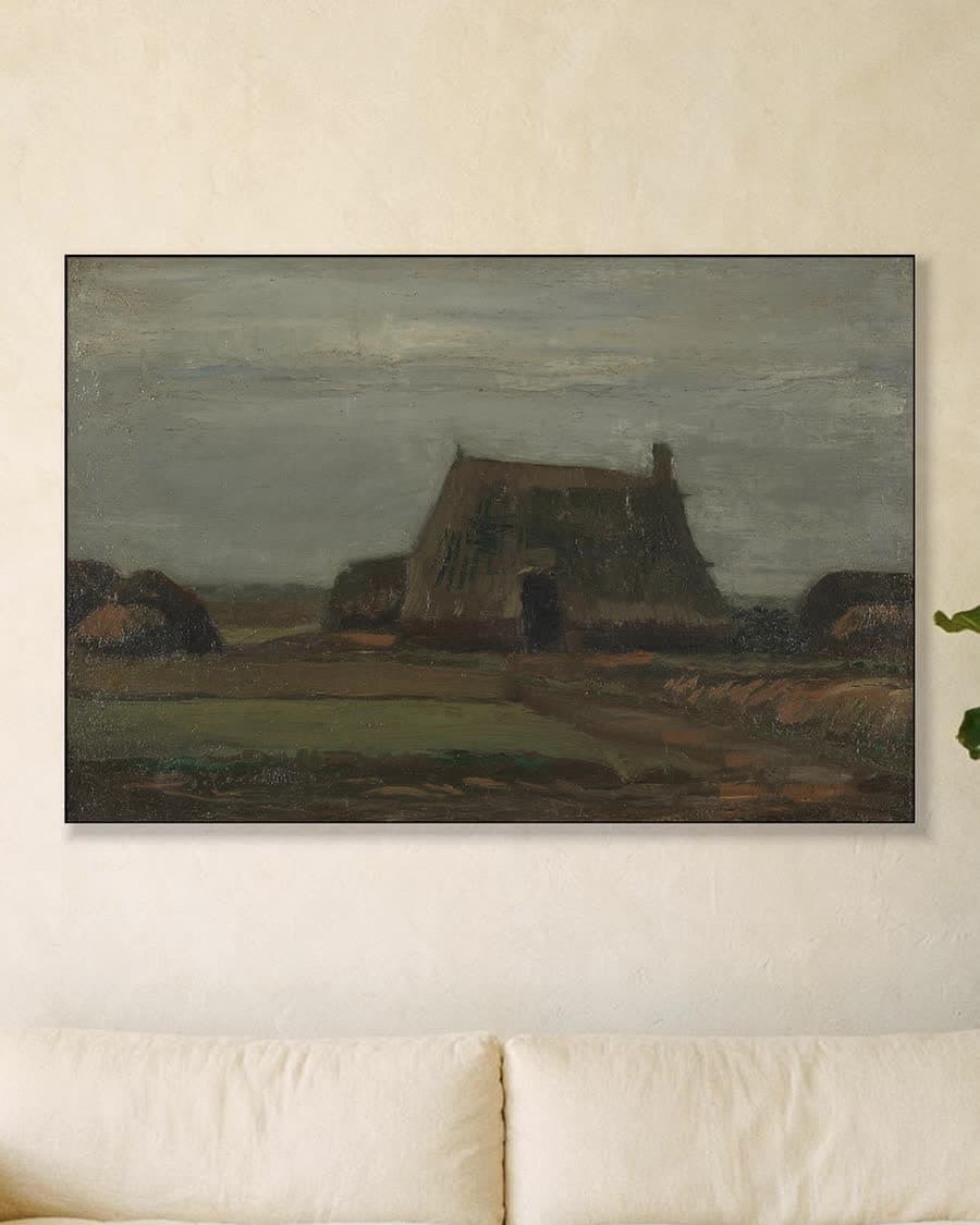 Boerderij met turfstapels in een aluminium frame aan dezelfde muur