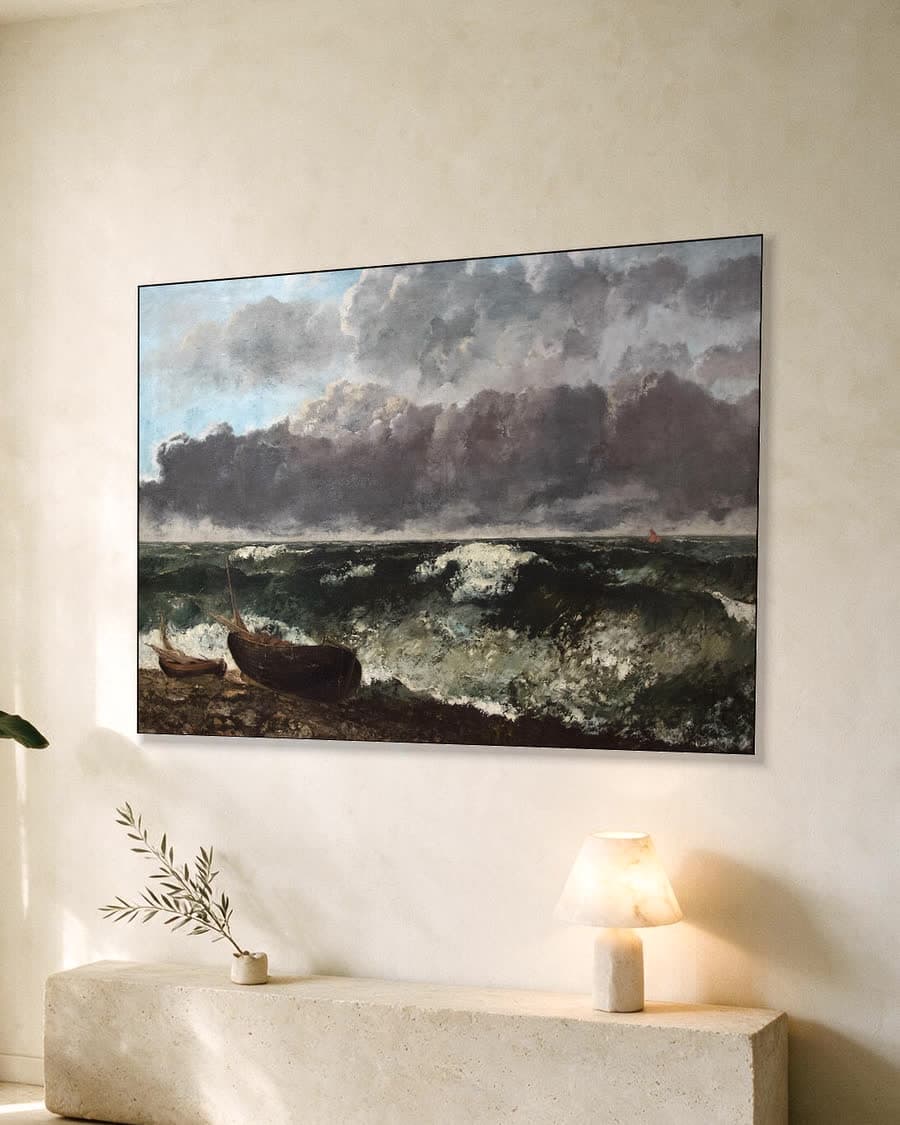 De stormachtige zee in een aluminium frame aan dezelfde muur
