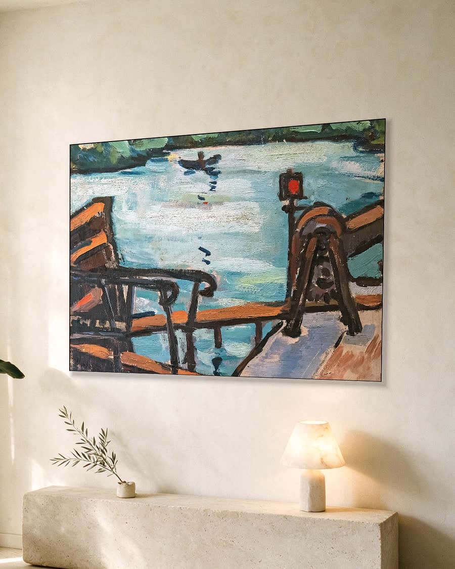 Boot op de rivier in een aluminium frame aan dezelfde muur