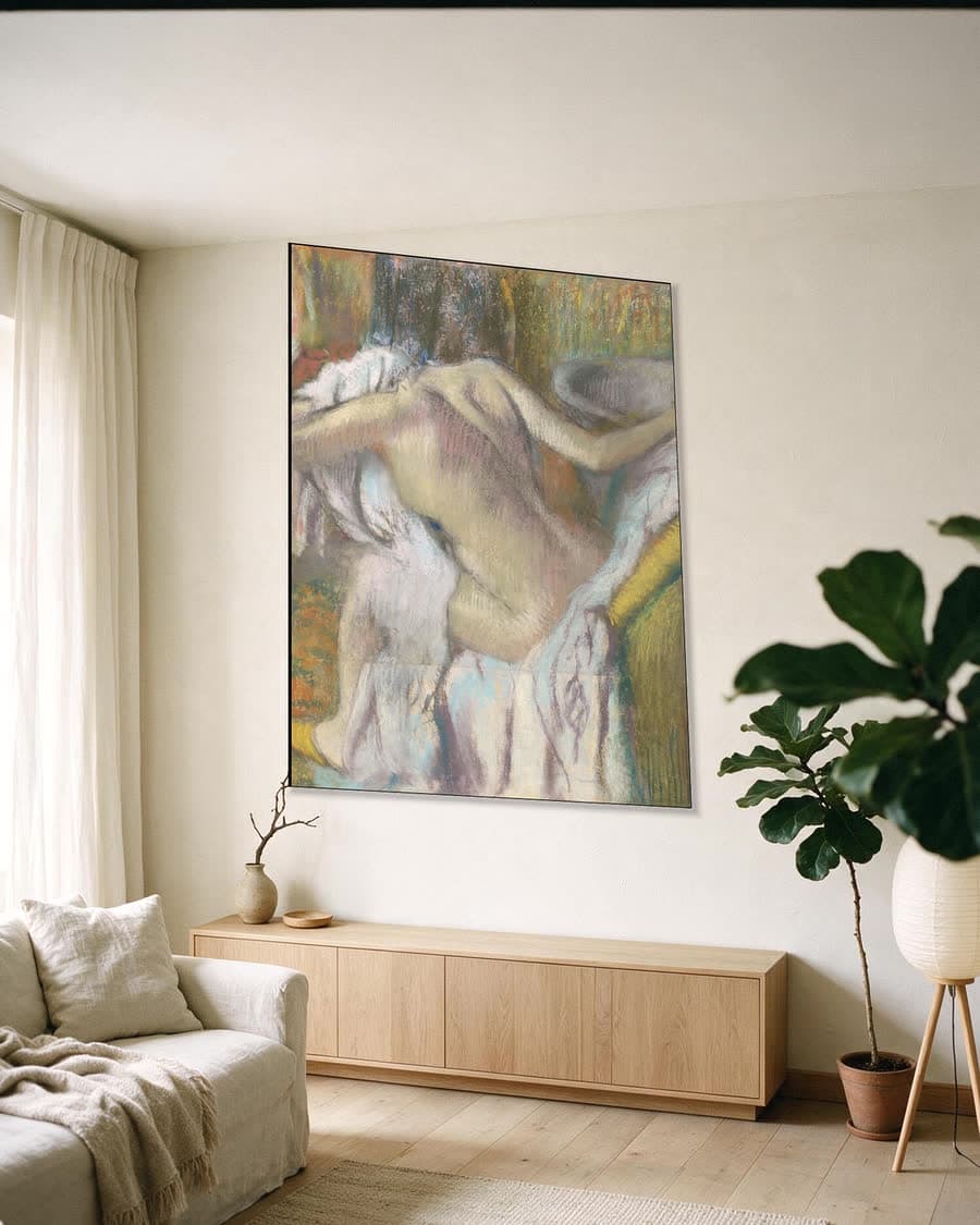 Na het bad, vrouw die zich afdroogt in een aluminium frame aan dezelfde muur