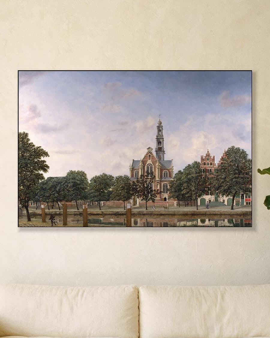 Gezicht op de Westerkerk, Amsterdam in een aluminium frame aan dezelfde muur
