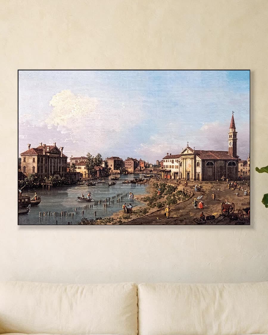 Venetiaanse gracht met levendig tafereel in een aluminium frame aan dezelfde muur