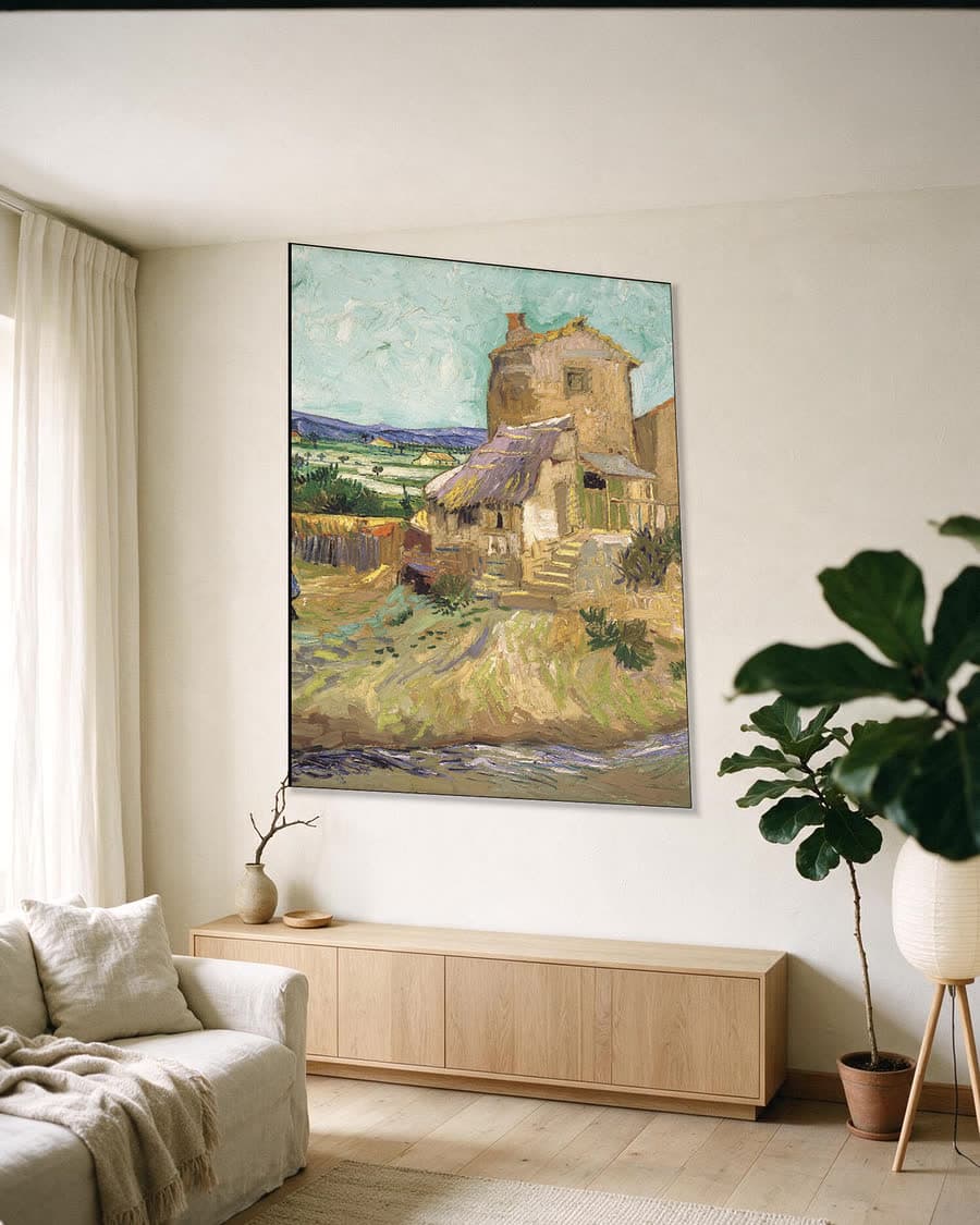 De oude molen in een aluminium frame aan dezelfde muur