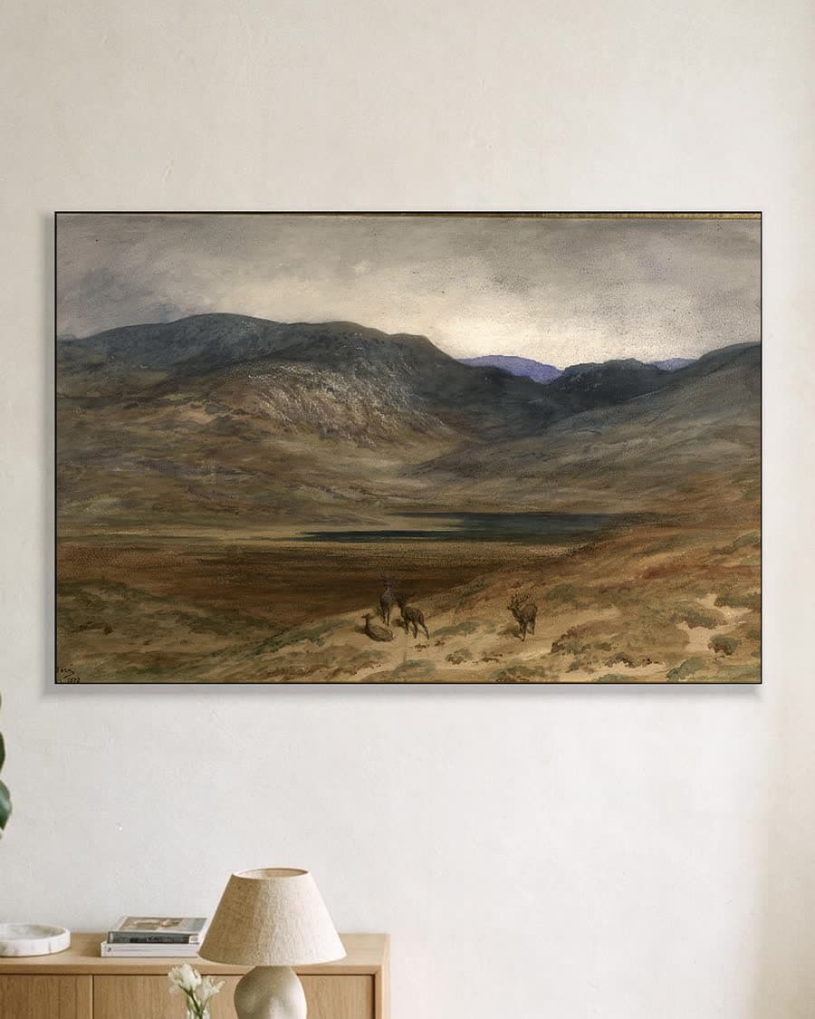 Berglandschap met herten in een aluminium frame aan dezelfde muur