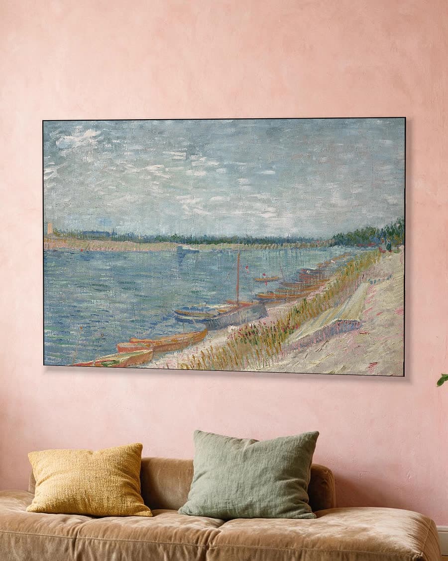 Aangemeerde boten in een aluminium frame aan dezelfde muur